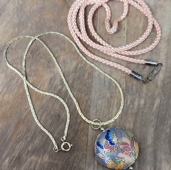 Vintage Cloisanne Butterfly And Lotus Pendant On Goldtone Serpentine Chain - Picture 7 of 7